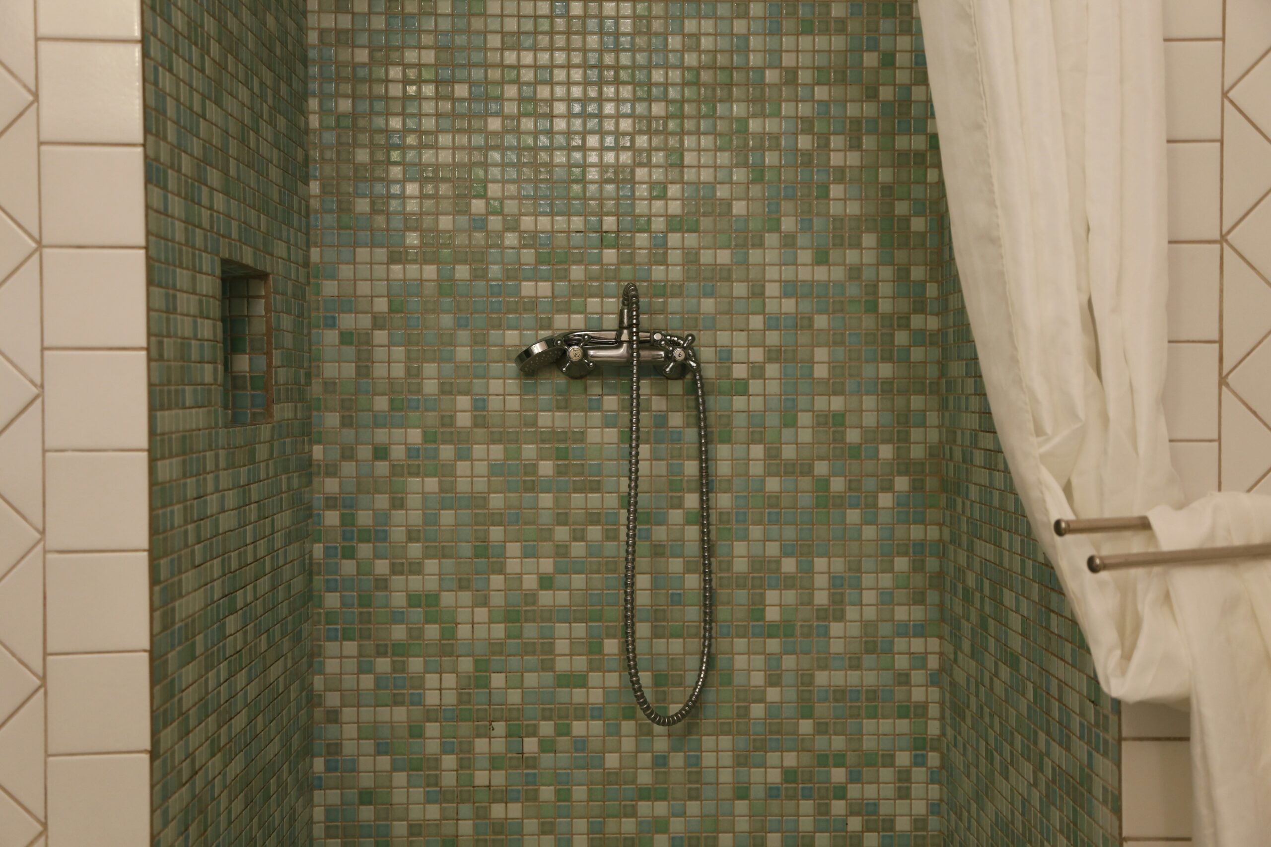 Pros and Cons of Onyx Shower Walls